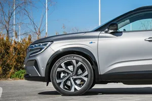 Etiqueta ECO y 2.000 € de descuento, el SUV híbrido (HEV) que quiere superar al Hyundai Tucson está en oferta