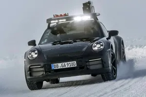 La leyenda de los rallyes en Porsche explica cómo conducir un deportivo y ahorrar combustible a la vez, lo que ofrece el 911 Dakar