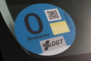 ¿Etiqueta Cero solo para los coches eléctricos y una nueva etiqueta D? Las propuestas de la patronal para el futuro en España