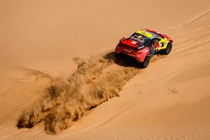 El francés Sébastien Loeb marca el ritmo en una muy igualada cuarta etapa del Dakar