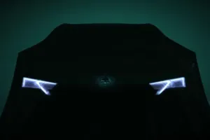 No es un Lamborghini, es el primer adelanto del Skoda Octavia Facelift, el compacto checo muestra su imagen entre luces y sombras