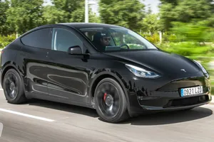 Países Bajos - Diciembre 2023: El Tesla Model Y es el coche más vendido del año