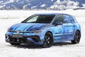Volkswagen anuncia el nuevo Golf R sobre hielo y nieve, el tope de  gama del compacto alemán llegará en 2025 más agresivo y rápido
