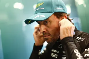 Aston Martin no quiere que Mercedes se adelante y ya trabaja en retener a Fernando Alonso en 2025 «y los años posteriores»
