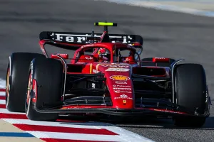 Carlos Sainz pide que el Ferrari SF-24 mejore «cuatro o cinco décimas en condiciones de carrera»