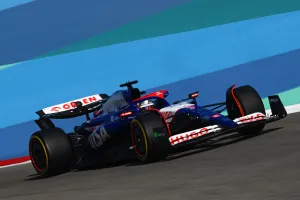 Daniel Ricciardo se lleva los primeros libres, Fernando Alonso domina con el neumático medio