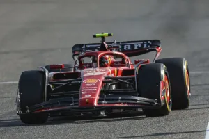 Carlos Sainz vuela en el segundo día de test y da alas a Ferrari