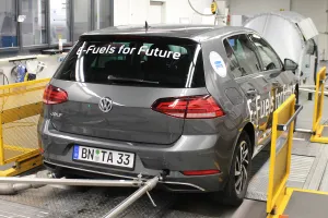 ¿Sólo coches eléctricos en 2035? Ursula von der Leyen apuesta por los e-fuel en medio de la polémica decisión que se revisará en 2026