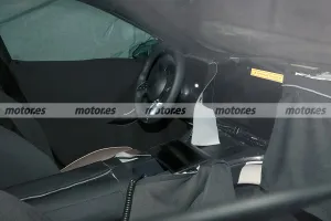 ¿El tercer Mercedes CLE en camino? El nuevo Mercedes Clase C eléctrico muestra su interior y una importante cercanía con el BMW i4