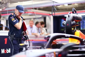 ¿Miedo en Red Bull? Adrian Newey teme haberse equivocado al limitarse a evolucionar el RB19 del año pasado