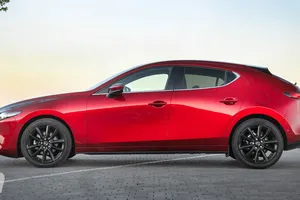 Etiqueta ECO, automático y con 2.800 € de descuento, Mazda mueve ficha ante la renovación del Golf y pone en oferta su compacto