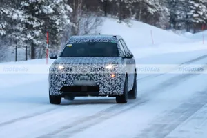 El nuevo Peugeot E-5008 reaparece en pruebas, el inédito SUV eléctrico más familiar y con hasta 700 km de autonomía llega a Suecia