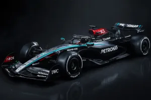 ¡Ya está aquí! Así es el Mercedes W15 negro y plateado de Lewis Hamilton y George Russell