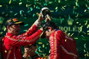 Carlos Sainz resalta el progreso de Ferrari en esta victoria: «Es un equipo mucho más estructurado»