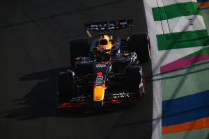 Fernando Alonso se cuela entre los dos Red Bull y Carlos Sainz sortea los problemas de salud en Jeddah 
