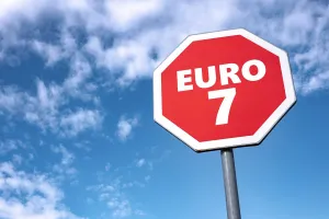La UE retrasa la norma de emisiones Euro 7 hasta 2030, un respiro para las marcas que ya no deben aumentar más los precios de los coches nuevos