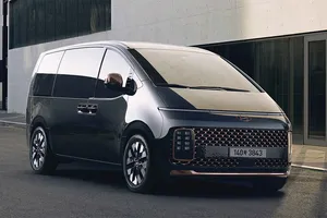 El Hyundai Staria se convierte en un monovolumen híbrido con tecnología HEV para conquistar la ciudad