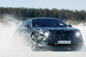 El futuro Mercedes-AMG GT Berlina (eléctrico) demuestra de lo que es capaz en las pruebas de invierno, un aviso al Porsche Taycan