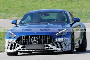 Un misterioso prototipo del Mercedes-AMG GT 63 sorprende con un nuevo diseño más agresivo. ¿Una versión más liviana de tracción trasera?