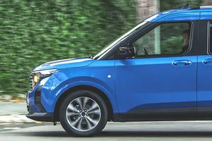 Más barato que el Renault Kangoo y el Citroën Berlingo, lo nuevo de Ford está en oferta con 2.600 € de descuento y apunta a superventas