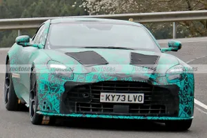 Una mula del futuro Aston Martin DBS vuelve a ser capturada en fotos espía, la última bestia británica con motor V12 y más de 800 CV