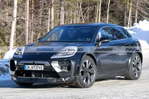 El futuro Audi Q8 e-tron 2026 arranca sus pruebas en el norte de Suecia escondido bajo esta mula del nuevo Cayenne eléctrico