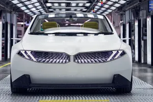 BMW dice que se está exagerando el poder de los coches chinos en Europa, otra marca que cambia su posición frente al gigante asiático y no es para menos