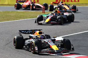 Carlos Sainz alarga su racha de pódiums en territorio de Max Verstappen, de nuevo sin rival en Suzuka