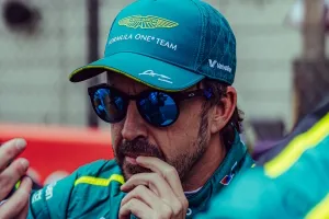 Fernando Alonso recibe una sanción tras el incidente con Carlos Sainz en la sprint