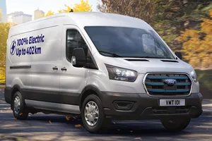 Ford presenta la nueva versión de la furgoneta eléctrica E-Transit con más autonomía y mayor potencia de carga