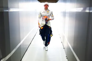 A Max Verstappen no le encaja Fernando Alonso en Red Bull, pero afirma no tenerle miedo: «Soy el jefe»