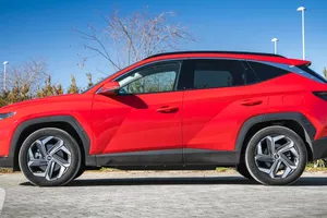 Con 7.400 € de descuento y etiqueta ECO, el SUV más vendido de Hyundai supera al KIA Sportage como el chollo del momento