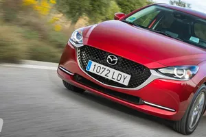 Por solo 300 € al mes tienes el Mazda más barato con etiqueta ECO y un «todo incluido» que lo convierte en el utilitario (japonés) del momento