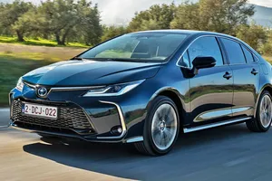 Este híbrido (HEV) de Toyota mantiene vivo el mercado de sedanes generalistas, y ahora está en oferta con más de 4.800 € de descuento