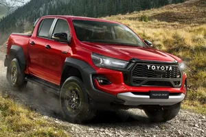 Precios y gama del nuevo Toyota Hilux 2024, el renovado pick-up se estrena en España presumiendo de acabado GR Sport