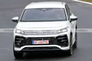 Antes negro y ahora blanco, el 'futuro' Volkswagen Tiguan Allspace demuestra su poderío en nuevas pruebas en Nürburgring