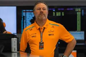 Zak Brown (McLaren), no olvida a Fernando Alonso: «Le dejaría pilotar nuestros coches cada día»