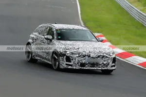 El nuevo Audi RS 5 Avant 2026 despliega su poderío en Nürburgring, primeras fotos espía 'volando' con su PHEV de casi 550 CV