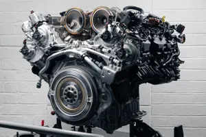 Bentley reinventa el lujo, del ya extinto motor W12 al nuevo V8 biturbo con tecnología PHEV que marca el camino hacia una nueva era