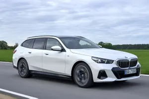 La gama del BMW Serie 5 2025 estrena nuevas motorizaciones, berlina y familiar ya con etiquetas ECO y CERO