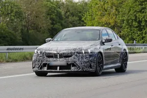 El nuevo BMW M5 2025 muestra su agresividad sin tapujos en estas fotos espía, una berlina PHEV con más de 700 CV y casi 100 km de autonomía