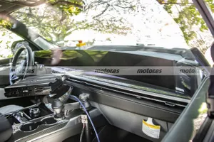 El interior del Cadillac Escalade V 2025 queda al descubierto en estas fotos espía, el SUV americano presume de tecnología y acabados