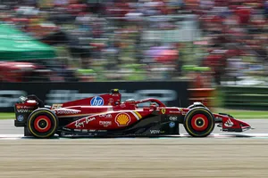 Carlos Sainz ve problemas en su Ferrari de Imola y Fred Vasseur le contesta