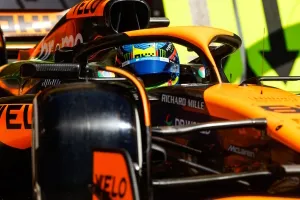 Oscar Piastri es el más rápido en una sesión accidentada en la que un error dejó fuera a Fernando Alonso