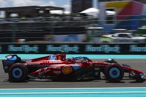 Carlos Sainz lamenta la falta de velocidad punta del Ferrari en la sprint: «Ha sido muy frustrante»