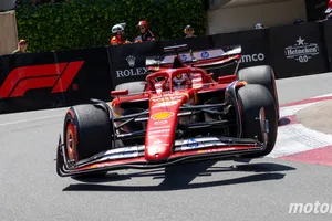 Fernando Alonso suma otro desastre, Carlos Sainz resucita y Charles Leclerc se lleva la pole