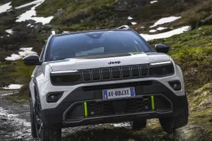 Llega el nuevo Jeep Avenger 4xe, el contendiente híbrido 4x4 y con etiqueta ECO que el Dacia Duster no esperaba