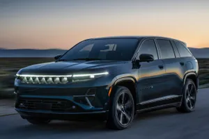 El nuevo Jeep Wagoneer S anuncia su debut midiéndose al Tesla Model Y, Elon Musk tendrá que mover ficha para no quedarse tan atrás