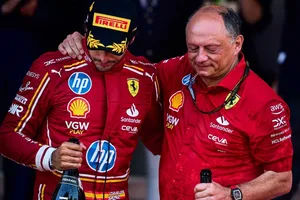Lewis Hamilton va a tener que mejorar si quiere hacer olvidar a Carlos Sainz en Ferrari