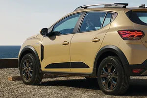 El coche barato más vendido en España está disponible con cambio automático, una versión con diseño tipo SUV en oferta con 1.300 € de descuento